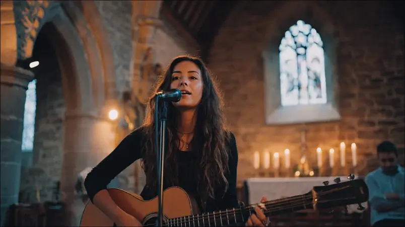 Solist som sjunger med gitarrackompanjemang under bröllopsceremoni