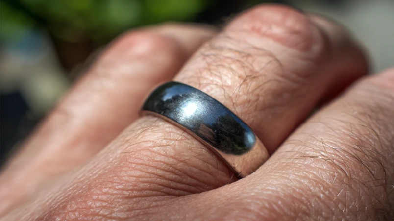 En vigselring i platina som visar metallens djupa, vita lyster och antydan till patina.