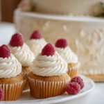 Vackert dekorerade glutenfria cupcakes som ett alternativ till bröllopstårtan för allergiker.