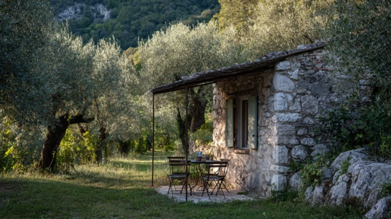 Agriturismo-gårdsboende omgivet av olivlundar i Medelhavslandskap – budgetboende för bröllopsresa