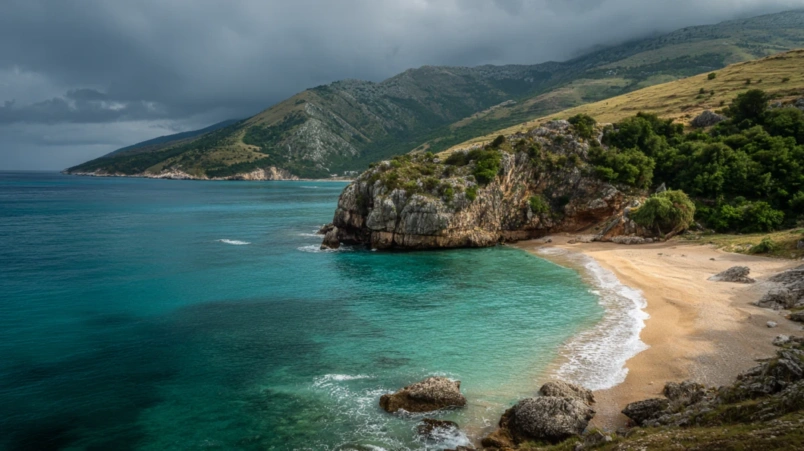 Albanska rivieran söder om Vlora med oupptäckt strand och klart vatten – budgetdestination för bröllopsresa