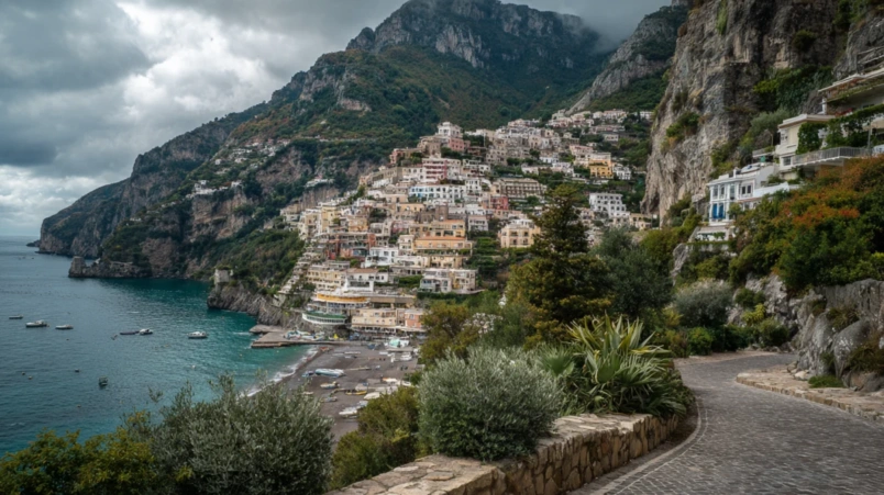 Utsikt över Positano på Amalfikusten med färgglada hus längs klipporna och Medelhavet