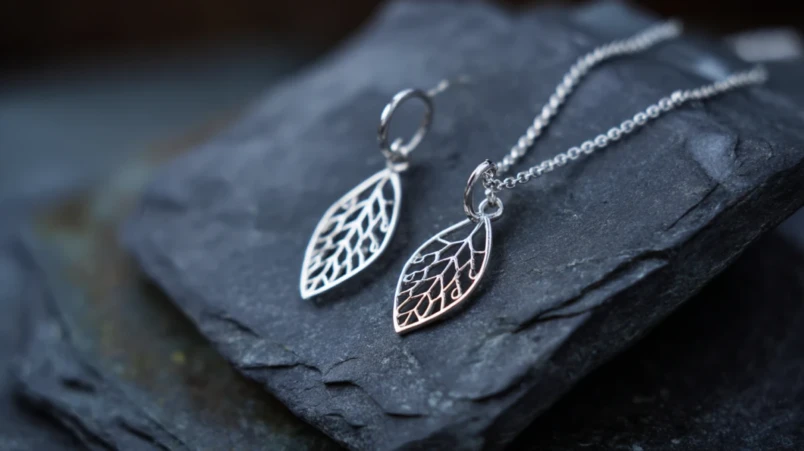 Filigransmycken i silver med spetsinspirerat mönster som modern present till 13-årig bröllopsdag