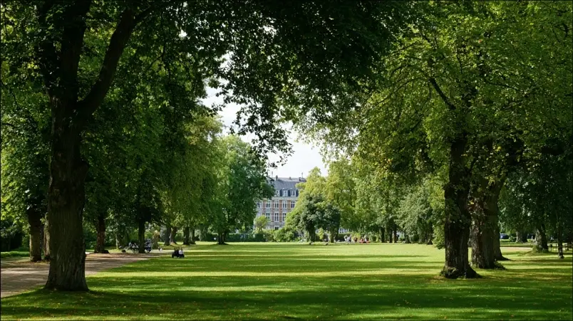 Frederiksberg Have i Köpenhamn med gröna gräsytor och Frederiksberg Slot i bakgrunden