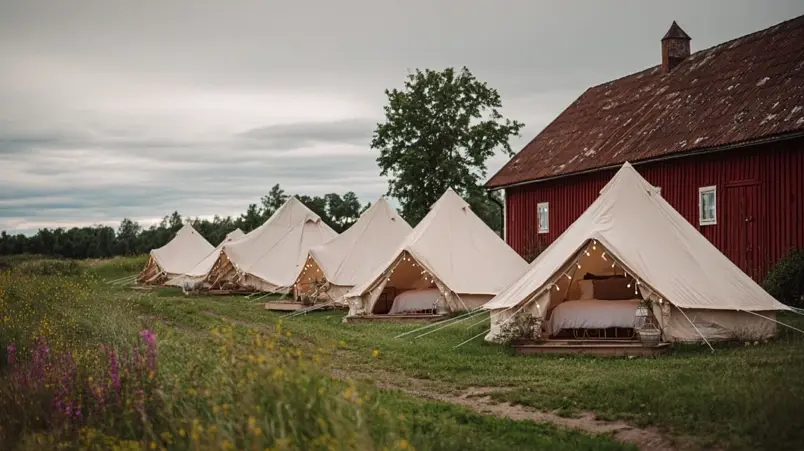 Inredda bell tents på en svensk gård med riktiga sängar och belysning