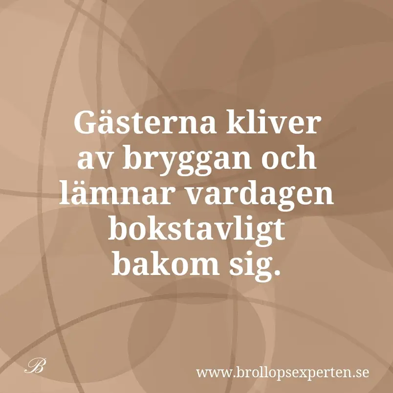 Gästerna kliver av bryggan och lämnar vardagen bokstavligt bakom sig.