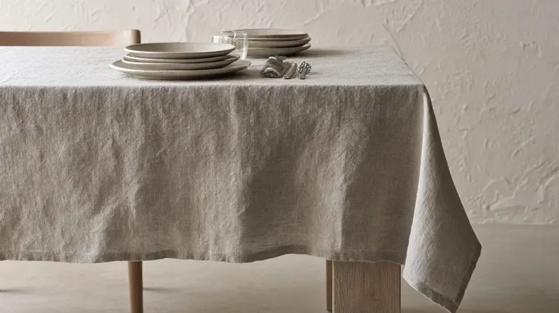 Handvävd linneduk utbredd på ett dukat middagsbord