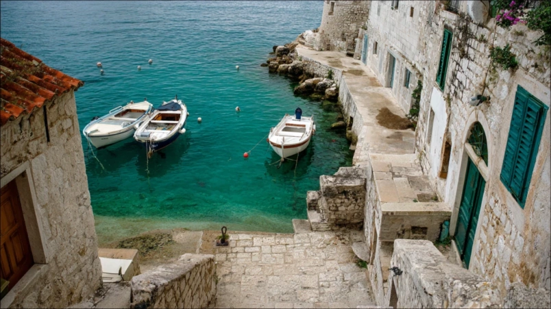 Kroatiens kust i september med lugnt turkost vatten och färre turister – billigaste månaderna för bröllopsresa