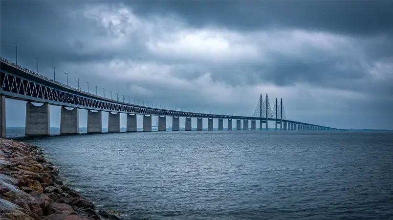 Öresundståg som passerar Öresundsbron på väg från Malmö till Köpenhamn