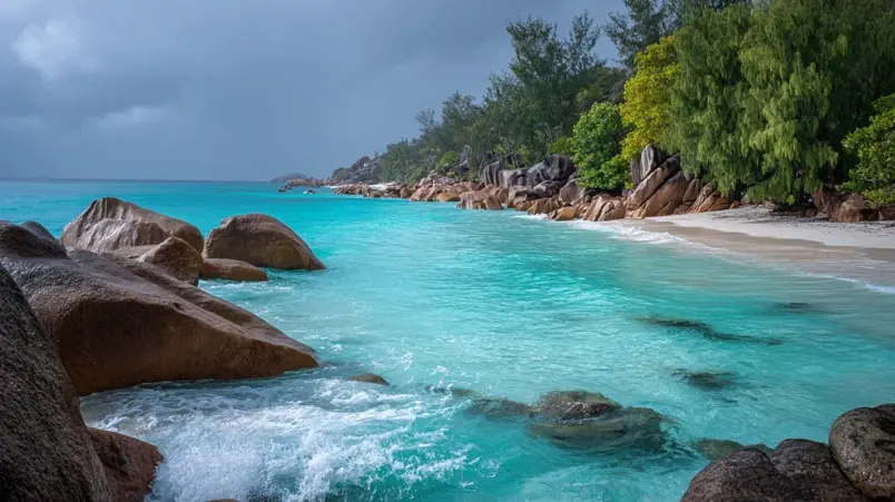 Anse Lazio på Praslin med klart vatten och granitblock