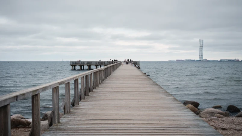 Ribersborgs kallbadhus brygga med Öresund och Turning Torso i bakgrunden, bröllopslokal Malmö