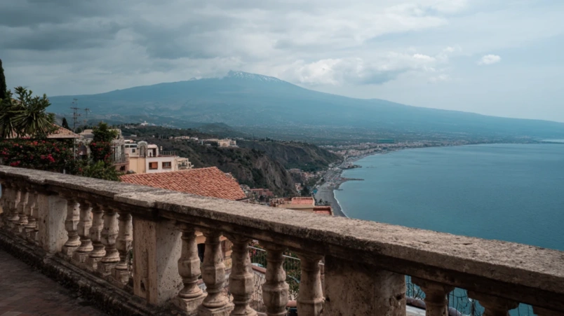 Kustvy från Taormina på Sicilien med Etna i bakgrunden och Medelhavet