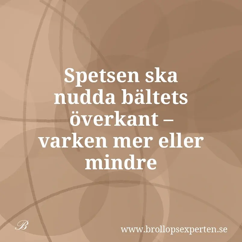 Spetsen ska nudda bältets överkant – varken mer eller mindre