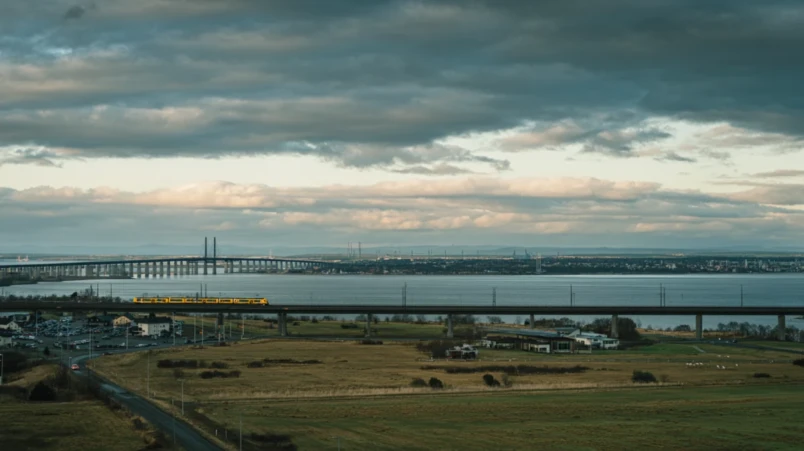 Öresundsbron och tågförbindelse från Kastrup till Malmö för bröllopsgäster i Skåne