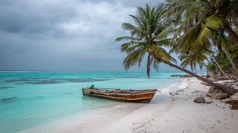Turkost hav och vit sandstrand på Zanzibar