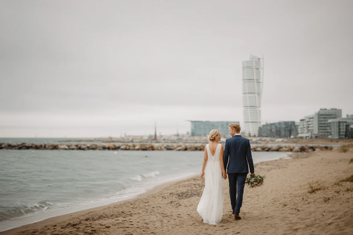 Brudpar som går längs Ribersborgsstranden i Malmö