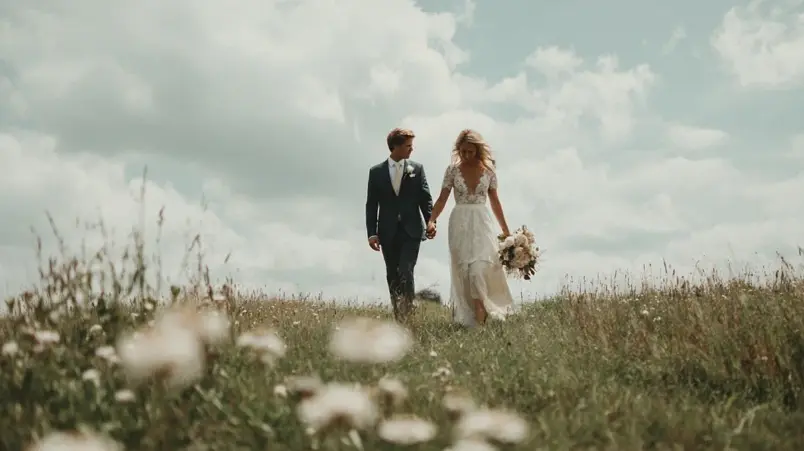 Brudpar i naturligt ljus utomhus med ljus och luftig känsla