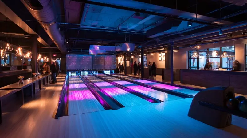 Bowlingbana med neonbelysning i en bar-lokal i Malmö