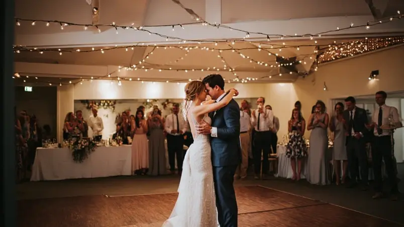 Brudpar dansar första dansen medan gäster tittar på