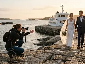 Bröllopsfotograf fotograferar brudpar på en kaj i Göteborgs skärgård i kvällsljus