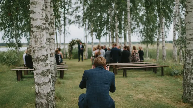 Bröllopsfotograf i arbete under vigsel utomhus i Östergötland
