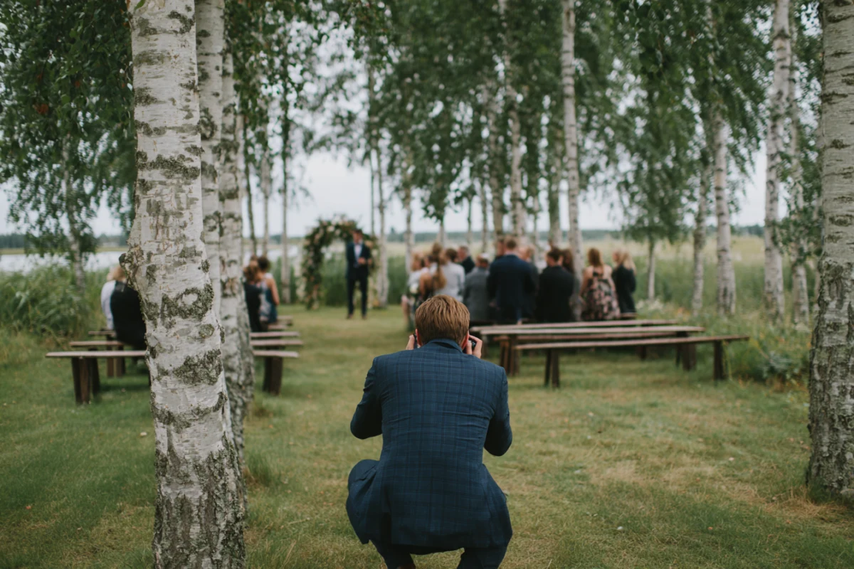 Bröllopsfotograf i arbete under vigsel utomhus i Östergötland