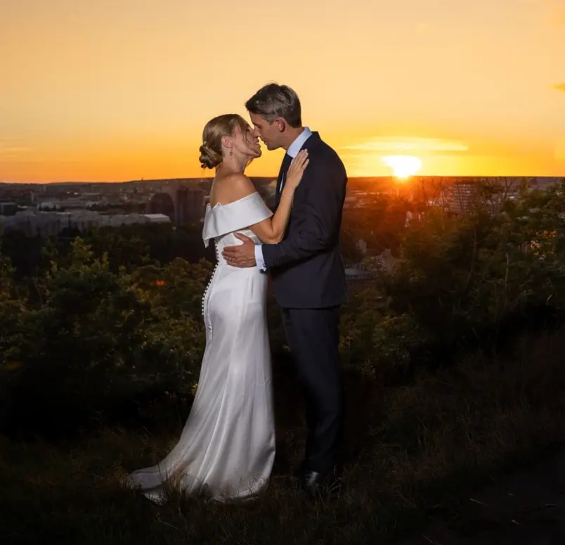 Bröllopspar fotograferade i solnedgång av Oskar Gillblad