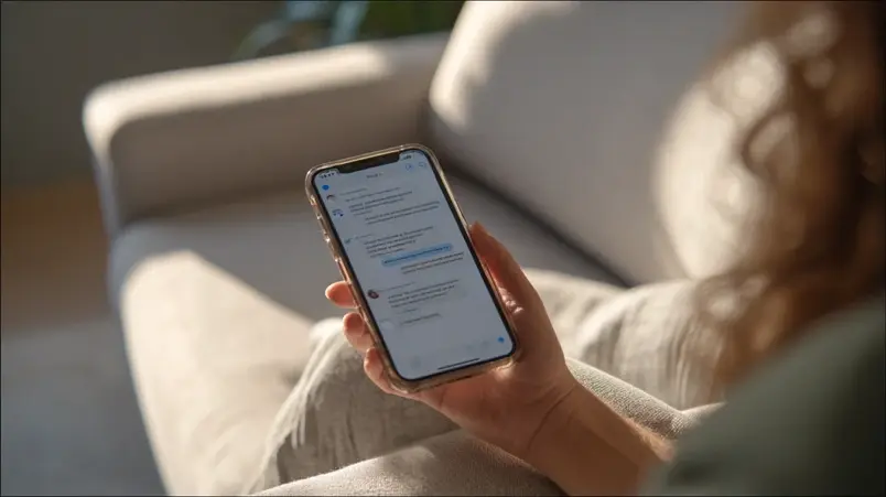 Mobilskärm med gruppchatt om budget för spa-möhippa