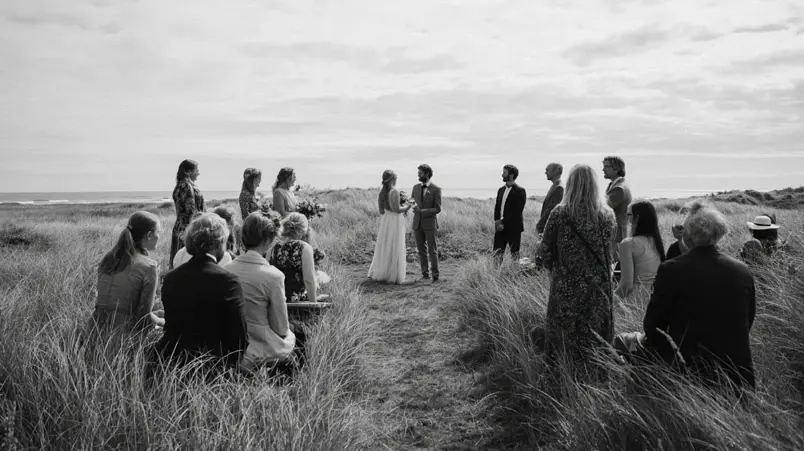 Bröllopsceremoni utomhus på strandängar i södra Skåne