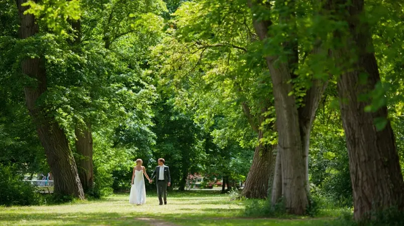 Brudpar i Kungsparken i Malmö med naturligt ljus