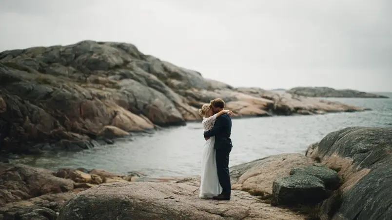 Intimt bröllopsögonblick vid havet nära Göteborgs skärgård