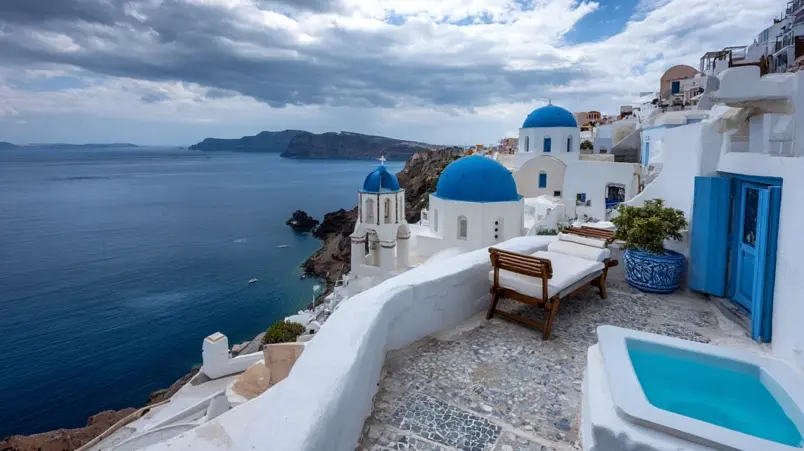 Vitkalkat hotell på Santorini med calderautsikt och blått hav