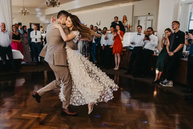 Brudpar som dansar första dansen tagen av Madeleine Wejlerud