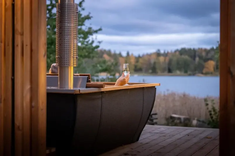 Badtunna på Marholmen i Stockholms skärgård med klippor och hav