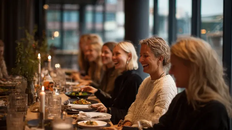 Grupp väninnor vid middagsbord på spa-hotell
