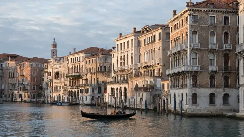 Canal Grande i Venedig med historiska fasader och gondol