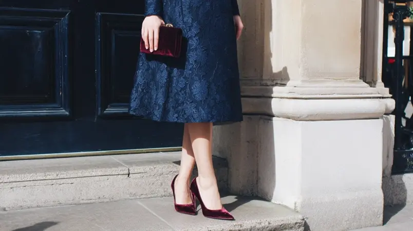 Kort klänning i jacquard med spetsiga pumps och liten clutch
