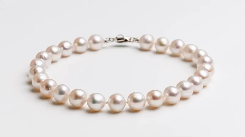 Pärlhalsband i choker-längd upplagt på vit yta